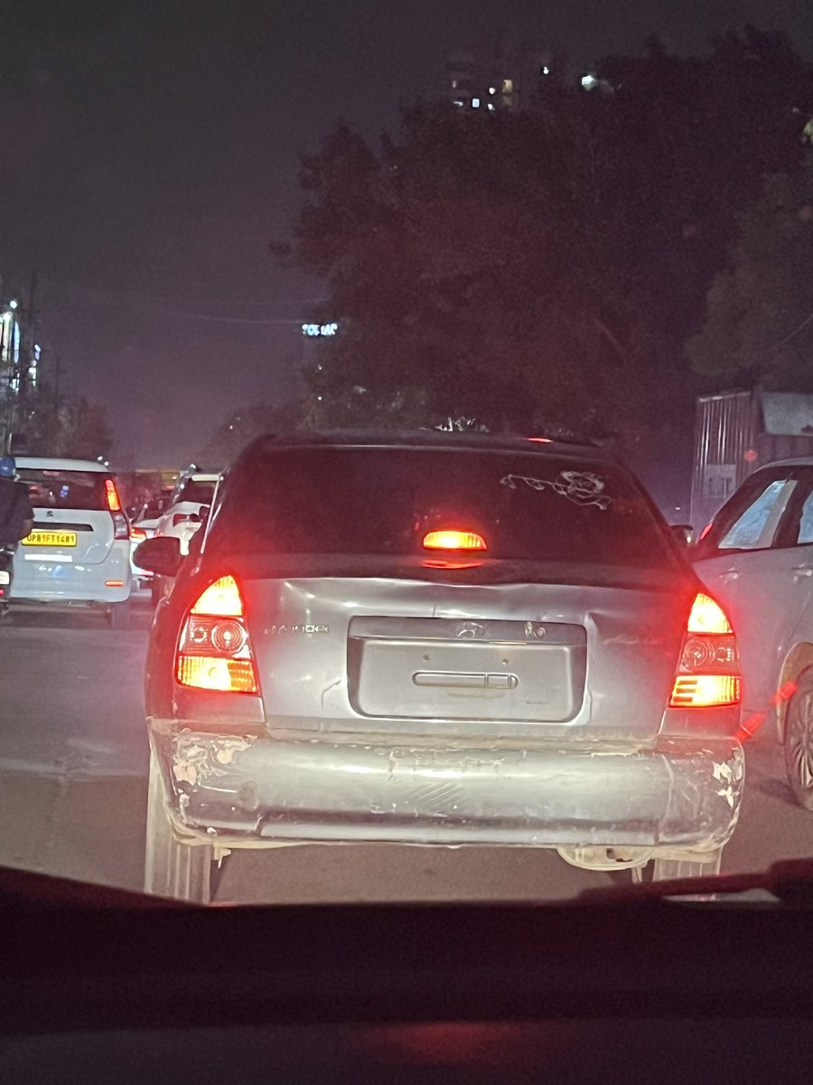 rashid_hashmi's tweet image. नोएडा पुलिस और ट्रैफ़िक को सावधान रहने की ज़रूरत है। अभी शाम 7.30 बजे ये बिना नंबर प्लेट वाली कार, जिसके शीशे भी काले हैं, मुझे सेक्टर-122 में नज़र आई। ये ख़तरनाक है !! @noidapolice @Noidatraffic #IncognitoCar #CarCrime #Crime #NoidaAuthority