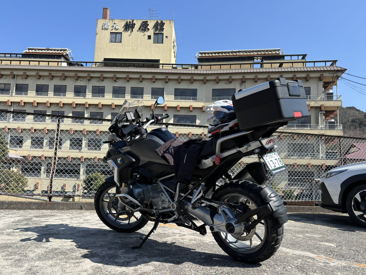 sj12_j's tweet photo. GS入門として、中古の1250を迎え入れました🙂
極低速でも分厚いトルク、ボクサーツインなのにマルチみたいなエンジン音。
回していくとフラットな感じで加速するのに、ふと気が付けば危険な速度😂
今回からヘルメットのシールドは変えずに、TALEXのサングラスを併用していきます。

#R1250GS #TALEX https://t.co/OMJUb7UNUz