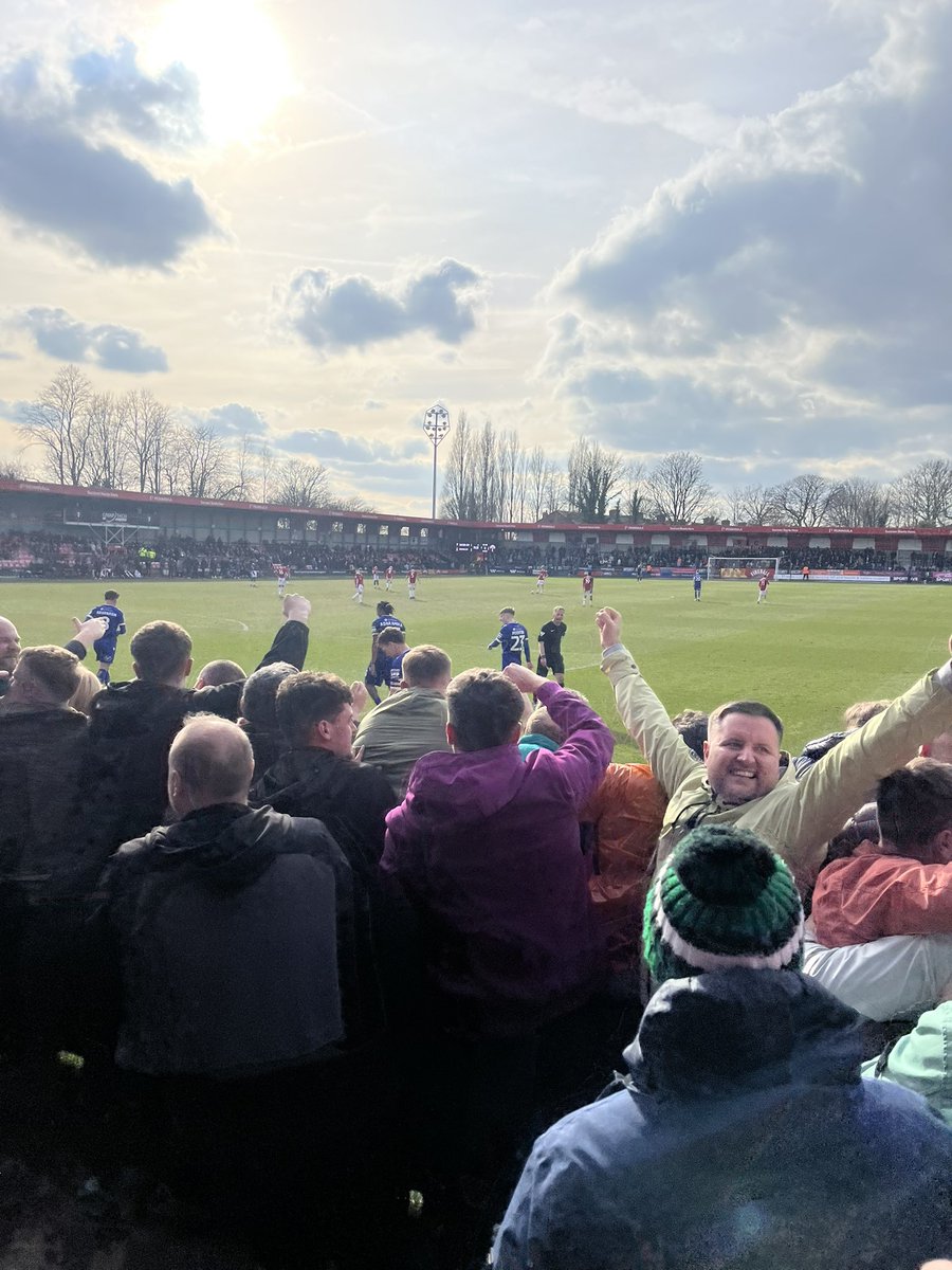 CON LA CAMISETA AZUL Y TODO VAMOS NOSOTROS