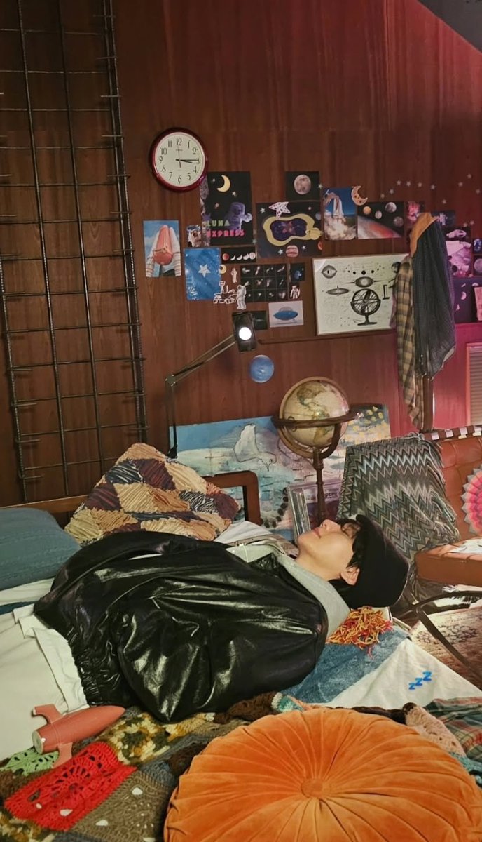 رو دیوار پر از عکس ماهه ولی ماه اصلی تو تخت خوابیده

#BAEKHYUN <a href="/B_hundred_Hyun/">Baekhyun_EXO</a>