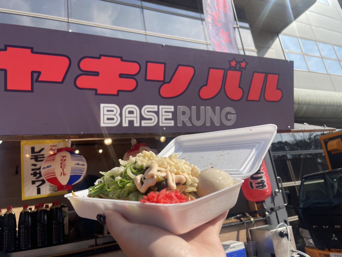 zangitama's tweet photo. お昼はスタッフ皆んな大好きなBASERUNGさんの焼きそば！！
甘いソースがクセになる、贅沢なトッピング全部乗せ😤
そしてわざわざとどろきアリーナに来てくれたゼルビアサポーターさん🦊
全然気づけなくてごめんなさい😂
会えて嬉しかったです！！
明日もとどろきアリーナ🏟️ https://t.co/zkIOkKtxxm