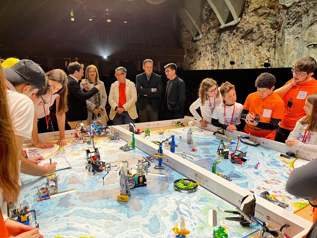 universitatURV's tweet photo. 🙌Quina jornada de ciència, tecnologia i diversió hem viscut a la First Lego League! Enhorabona a tots els equips participants a la @FLLTgn_Reus! https://t.co/vgHbvoHx16