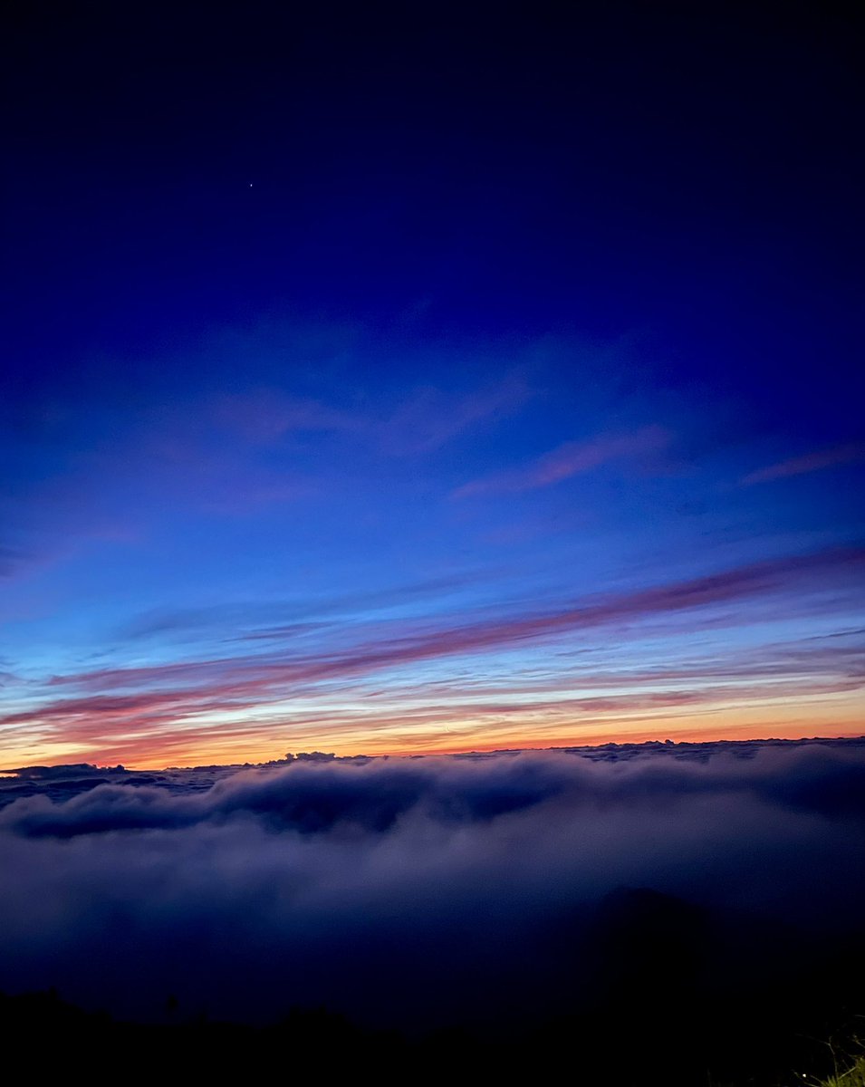 nabzrc's tweet photo. Sunrise at Pico de Airero https://t.co/uEm2TctPok