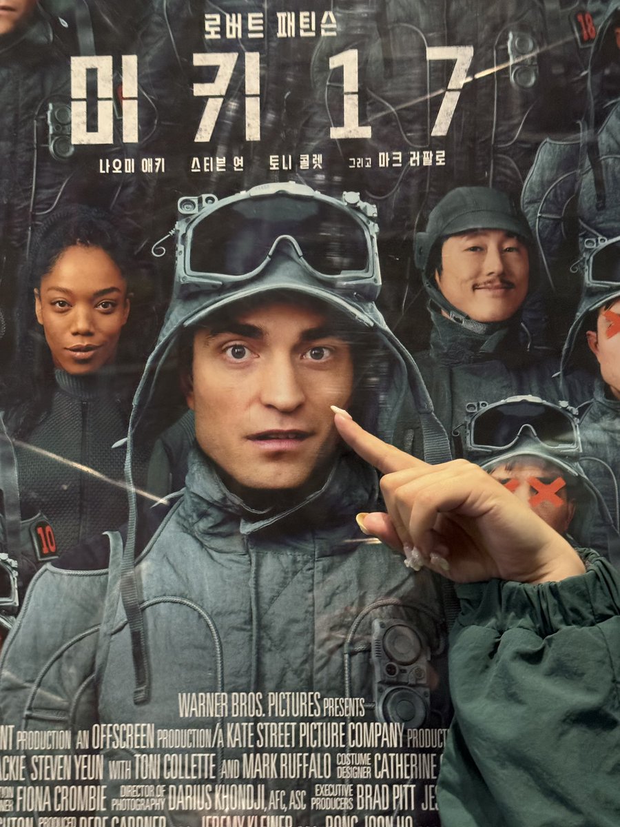 우연히 입고 간 잠바가 미키 옷 색이라
볼하트랑 볼콕해줌