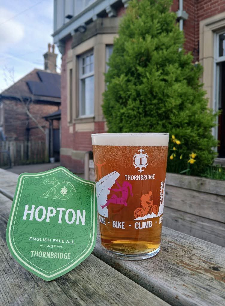 This year is just Marching on isn't it?! And bang ready for the 1st, March's Cask for Thornbridge Brewery Year of Beer - Hopton! A bloomin' lovely 4.3% English Pale Ale. Our daffodils have come up early this year and our beer garden is filling up. Happy weekend y'all!🌼🍺🌼