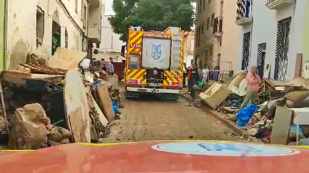 🏠En domicilios
🏘️En calles y plazas
🌳En el monte
🌊En Valencia
🔥Contra el fuego
☔️Contra el agua
🫴🏼Ayudando
💪🏼Socorriendo
🤝Colaborando
Feliz #DíaDeProtecciónCivil a los cientos de voluntarios de las 26 agrupaciones de #Ávila.
Siempre, con vuestro altruismo, #haciendoProvincia