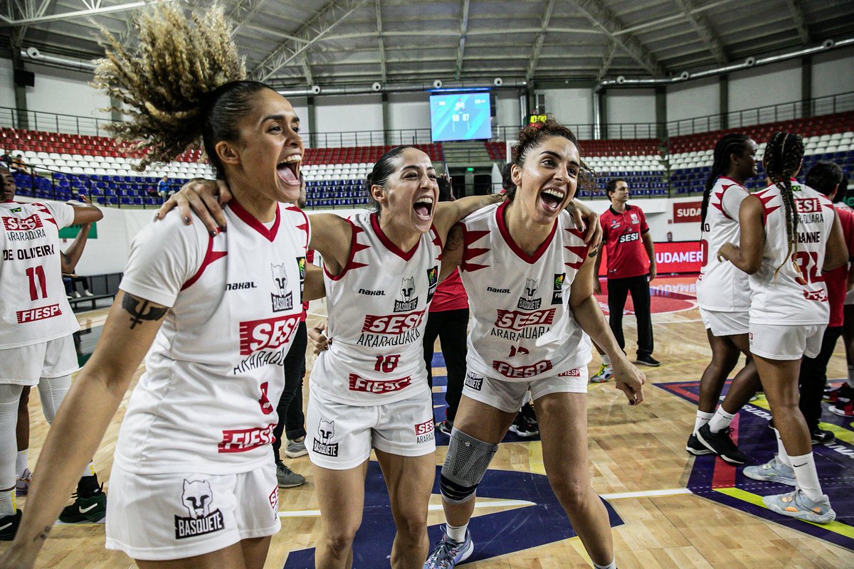 La pasión en cada jugada y la alegría de compartir en la cancha. 🏀🔥 #LSB
