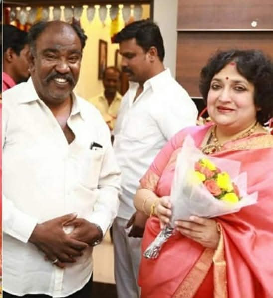 நாளை 2 3 2020 அன்று 
பிறந்தநாள் கானும் 

எங்கள் 
மனிதனை 
மா மனிதனாக்கி
 தந்த 
மகராசியே 

எங்கள் முத்தை 
உங்களுடைய சொத்தாக்கி 
ஐஸ்வர்யம் சௌந்தர்யத்தை 
தந் தாயே 

வாழ்க உங்களின் சமூக சேவை 
என வாழ்த்தி மகிழும் 

தென்சென்னை  மாவட்டம் 
விருகை பகுதி 
ரஜினி ரசிகர்கள் நற்பணி மன்றத்தினர்