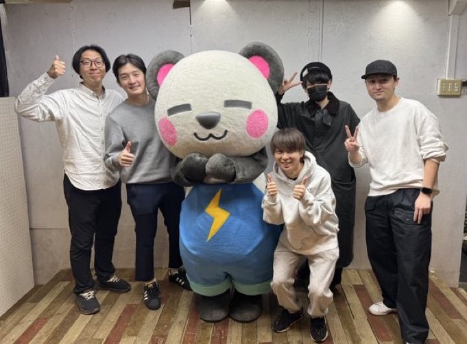 Sakai_Thunder's tweet photo. #さかいさんだー現世召喚 イベントありがとうございました！！
沢山の人に実際会えるなんて夢のような時間🐼

温かい言葉もかけてもらってちょっと泣きそうになったり(笑)
とっても愛してもらってるなって実感できた1日になりました！！

カズさんとアツクラのみんなとも現実世界で写真を撮ることができました✨

チケットなくてもグッズを買いに来てくれた人もたくさんいたし、保護者さん同士で交流してもらえたのも嬉しかったな🤭

今後も現世召喚してもらえるようにがんばるぞー！！
えいえいおー！！
