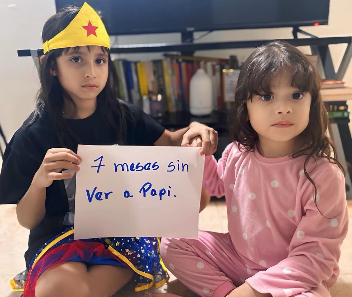 Se cumplen 7 meses de tu secuestro mi amor, 7 largos meses negándole el derecho a nuestras hijas de verte, Aurora y Amelia todas las noches antes de dormir rezan por ti y le imploran a Diosito q vuelvas a casa pronto
Todas las noches me preguntan: ¿Cuando volveremos a ver a papi?