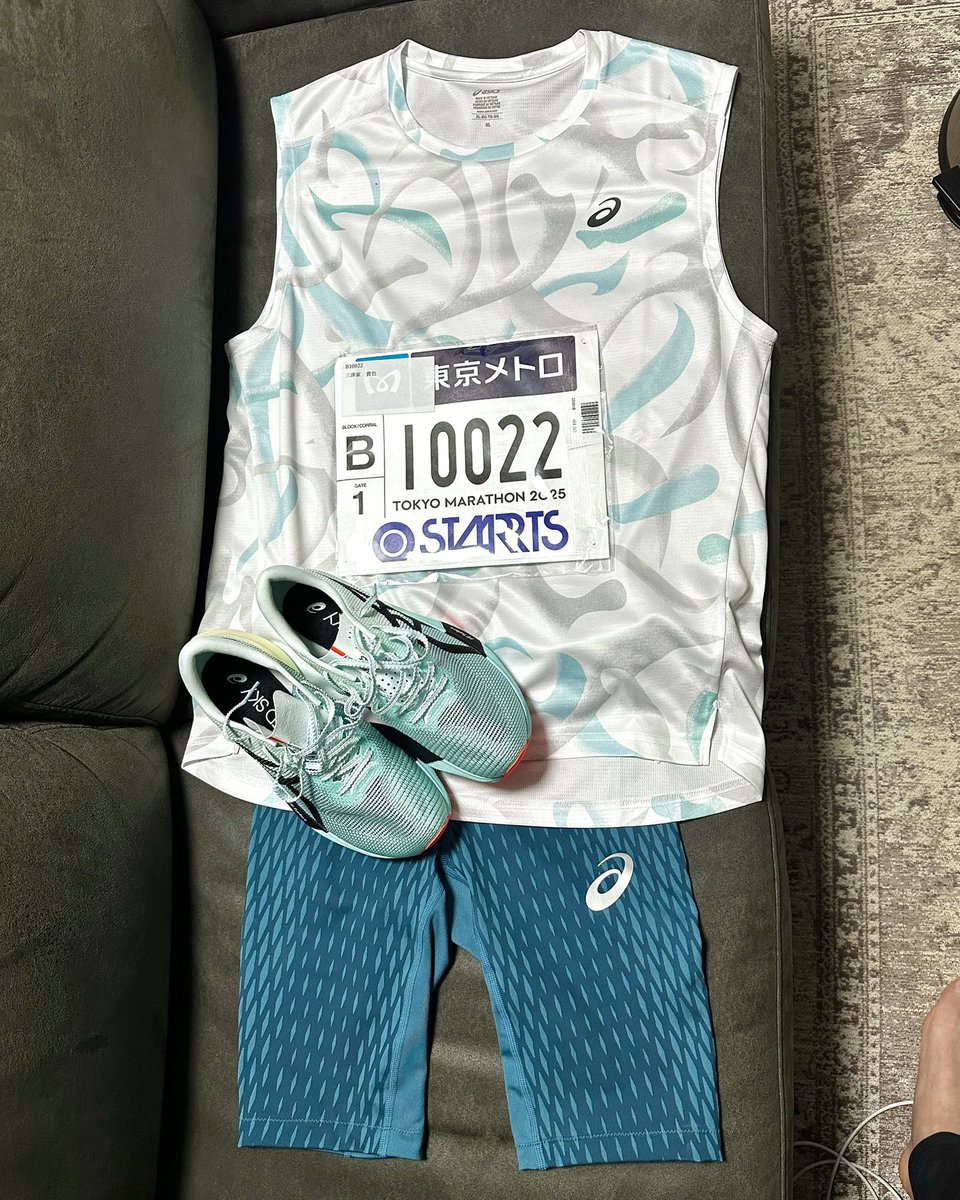 明日はこれで走ります！！ マラソン前によく撮るこういう写真、全く
