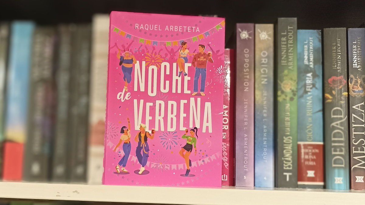 Una noche. Cinco chicas. Seis versiones diferentes (sí, seis).
Las fiestas de pueblo nunca dejan indiferente a nadie. Y menos este año. 
<a href="/raquelarbe/">Raquel Arbeteta 💖</a> 

✔️ Literatura Crossover (Joven Adulto) 

Más info 🔎buff.ly/4hSPWob 

📚#elbuholector #oviedo #asturias #libros