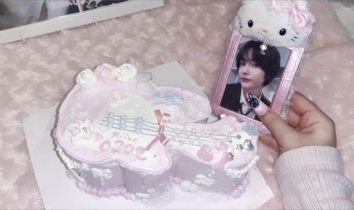 wbscheart's tweet photo. 0302 ♬.*ﾟ
Happy Birthday wonbin🎂🎀

だいすきなウォンビンお誕生日おめでとう꒰ᐢ⸝⸝ʚ̴̶̷̆ ·̫ ʚ̴̶̷̆⸝⸝ᐢ꒱今年もお祝いできて幸せ💕
今年はギターモチーフのケーキにしたよ🎸💭

#happy_WONBIN_day  #WONBINBIRTHDAY2025  #원빈  #원빈이와채워가는빈칸 #FillInTheBlankWB https://t.co/wO59Is6g8y