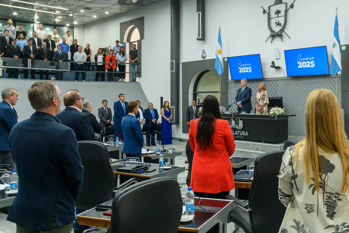 ZiliottoSergio's tweet photo. LEGISLATURA DE LA PROVINCIA DE LA PAMPA
INICIO DE SESIONES ORDINARIAS 2025

En un año lleno de desafíos, el gobierno de La Pampa sigue presente, garantizando servicios de excelencia, fortaleciendo la producción y protegiendo el trabajo de pampeanas y pampeanos.

Hoy expuse ante el ámbito legislativo provincial y la sociedad toda, lo realizado en 2024, y cómo seguiremos este año, planificando e impulsando políticas públicas que mejoran la calidad de vida de todos los habitantes de nuestra provincia. Detallé cómo seguiremos invirtiendo en viviendas, salud, educación, infraestructura y en el fortalecimiento del aparato productivo que es una de las principales fuentes de empleo.

Por otra parte, asumimos responsabilidades que competen al Estado nacional que hoy no solo no acompaña a nuestra provincia, sino que le recorta fondos e inversiones que legítimamente nos corresponden.

El avasallamiento del Ejecutivo Nacional sobre otros poderes del Estado, el ataque a la autonomía de las provincias y los municipios y la fragilidad institucional, sumados a la intención de imponer un sistema de pensamiento único nos afectan, profundizan la caída de la actividad económica y debilitan del tejido social.

A pesar de un panorama nacional desalentador, quiero que cada habitante de nuestra provincia sepa que seguiremos  trabajado día a día para que La Pampa crezca de la mano de la producción y el trabajo.

ALGUNAS MEDIDAS CLAVES PRESENTADAS EN LA LEGISLATURA

1⃣ Más viviendas para más familias pampeanas 🏠
Lanzamos una nueva operatoria del IPAV que permitirá a quienes posean terreno acceder a créditos de hasta $45 millones para construir su vivienda. Además, el Banco de La Pampa habilitará préstamos de hasta $30 millones, a cinco años y sin garantía hipotecaria, destinados a ampliaciones y refacciones.

2⃣ Sumamos inversión para fortalecer las localidades 🚜
Destinaremos $12.000 millones para que las 80 localidades pampeanas renueven sus parques automotores y mantengan los servicios esenciales que benefician a sus comunidades.

3⃣ Infraestructura vial 🏗️
En enero de 2025 solicitamos formalmente a Nación que transfiera los fondos necesarios para que La Pampa asuma la reparación y el mantenimiento de las rutas nacionales, garantizando así una mayor seguridad vial en nuestro territorio.

4⃣ Empleo y desarrollo productivo 💼
Continuaremos ampliando las líneas de crédito para PyMEs a través del Banco de La Pampa. Además, lanzaremos el programa “Compre Pampeano Consumo” en la Expo Pymes 2025, donde las industrias pampeanas podrán vender hasta en 36 cuotas con tasa subsidiada, impulsando la producción y el consumo.

5⃣ Fortalecimiento de la Salud Pública 🏥
Continuamos fortaleciendo al Hospital Favaloro, que suma complejidad en tratamientos e intervenciones, y pondremos en marcha el Centro Radio Oncológico en los próximos meses. Paralelamente, afianzamos la “Salud Digital” para ofrecer asistencia remota e interconectada en todo el territorio provincial.

6⃣ Educación con inclusión y calidad 📚
Proyectamos 190 días de clases para el Ciclo Lectivo 2025, avanzando hacia una educación inclusiva, equitativa y de alta calidad, donde nuestras alumnas y alumnos mantienen resultados por encima de la media nacional.

7⃣ Seguridad y Justicia, con más recursos 🚔⚖️
Seguiremos perfeccionando el programa Pampa Seguridad Activa y la implementación del Anillo Digital de prevención. Además, en 2025, junto a la UNLPam, implementaremos la Licenciatura en Seguridad Pública y Ciudadana, para seguir profesionalizando nuestras fuerzas y cuidando mejor a la gente.

Esta es una apretada síntesis de nuestro plan de gobierno. Cada acción, cada inversión y cada iniciativa responde al esfuerzo de cuidar nuestra identidad, la Pampeanidad, de estar siempre presentes y de transformar los desafíos en oportunidades de progreso para toda la provincia.

Para lograr el bienestar y desarrollo de nuestra gente, llamamos a sumarse a este esfuerzo colectivo, aportando ideas y debatiendo las diferencias para enriquecer este plan de acción. La participación es vital para consolidar un proyecto de políticas públicas que potencie el crecimiento, garantice derechos y fomente la inclusión en cada rincón de La Pampa.

No nos pondrán de rodillas: la defensa de La Pampa, de sus derechos y de su pueblo seguirá siendo nuestro norte, pero más que nunca nuestro espacio de resistencia.

Discurso completo 👉 https://t.co/mr2qfQGfQm