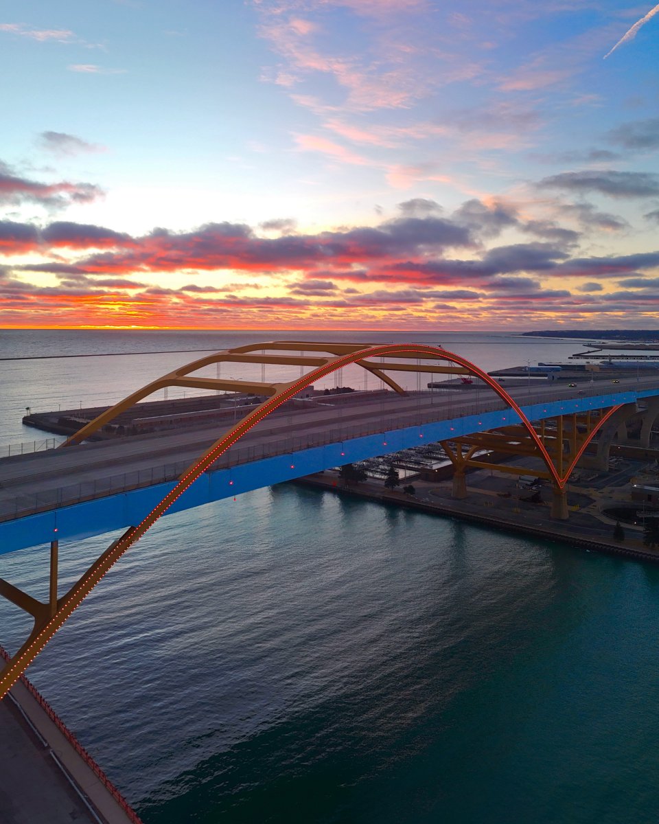 Today's featured Wisconsin photographer is <a href="/MKEPhotoSteve/">Steve</a> who took this pretty picture of the <a href="/LightTheHoan/">Light The Hoan</a>.