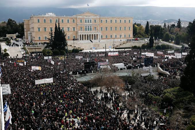 _Stalinspears_'s tweet image. O berço da democracia está cansado e a sua voz se levantou “chega de tirania”, talvez agora possamos falar que a escola de Atenas pintada por Rafael finalmente reabriu suas portas.