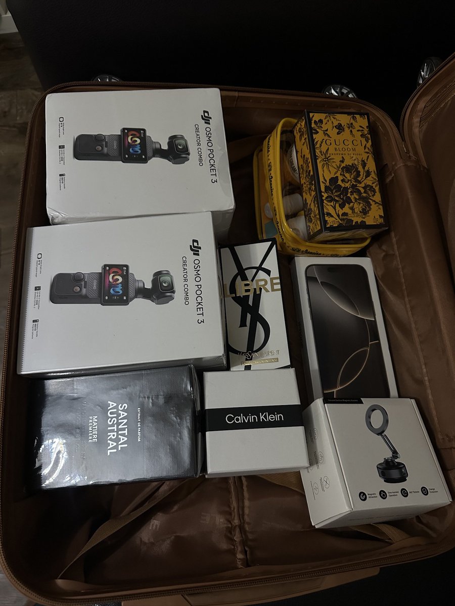 Oluwafadererami's tweet photo. February, you were a vibe! ✨
1️⃣ @2206travelclub group trip to Montenegro 🇲🇪
2️⃣ Thoughtful gifts 🎁
3️⃣ Back at the gym 💪
4️⃣ Delivered a graduation speech & rubbed shoulders with the big guys! 🎤 #Grateful #NewMemories #FebruaryHighlights https://t.co/K2Iv6YZIXM