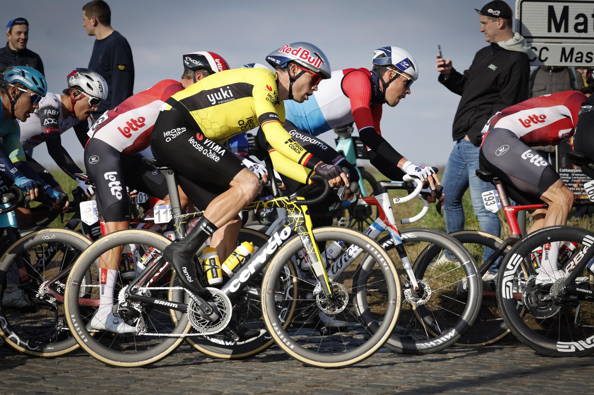 Wout van Aert non ha vissuto la sua giornata migliore alla Omloop Nieuwsblad © Visma-Lease a Bike via X