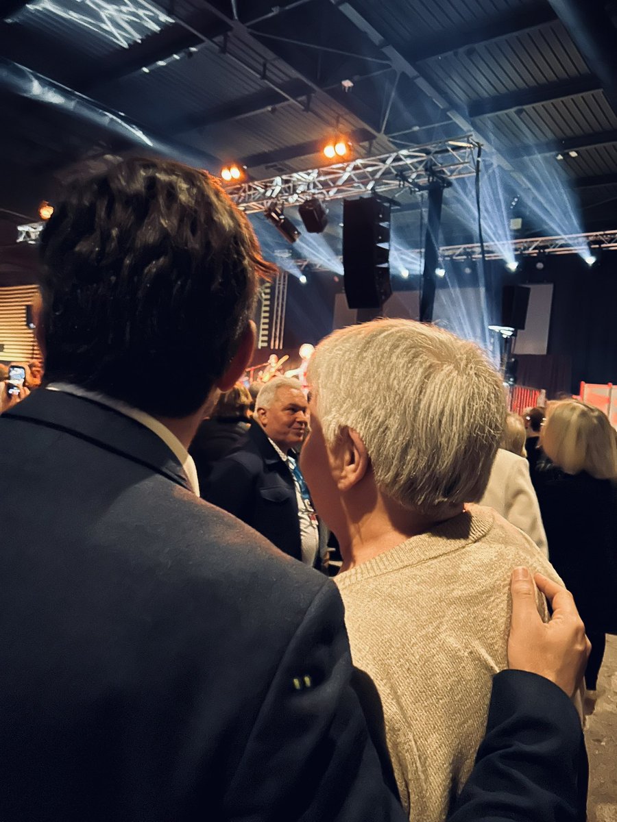 Le Repas des Seniors est de retour avec un programme plus festif que jamais proposé à près de 2500 participants !

Fier de voir #Reims, Ville Amie des Aînés, être au rdv pour offrir chaque année à nos seniors un bel après-midi de musique et de danse au Parc des Expositions