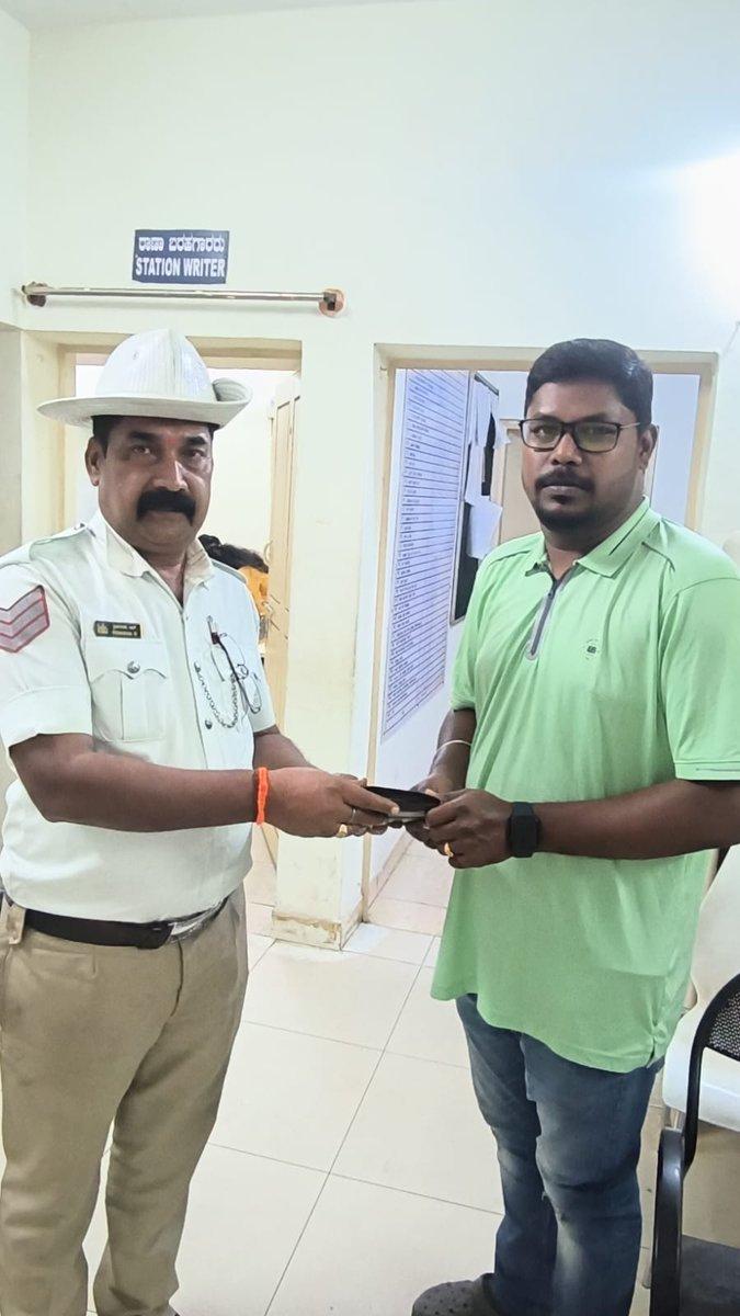 wftrps's tweet photo. @DgpKarnataka @CPBlr @Jointcptraffic @DCPTrEastBCP @acpwfieldtrf @BlrCityPolice @blrcitytraffic Appreciation to 'HC 10739 Shrinivas & Ramaiya HG 61', found a wallet at munisingh junction while on duty, traced the owner, verified and returned it.
Joy for the wallet owner was beyond words! #FoundAndReturned
👏 Keep Inspiring!💐
#NammaPolice
01.03.2025 https://t.co/OVOpLYP9x5