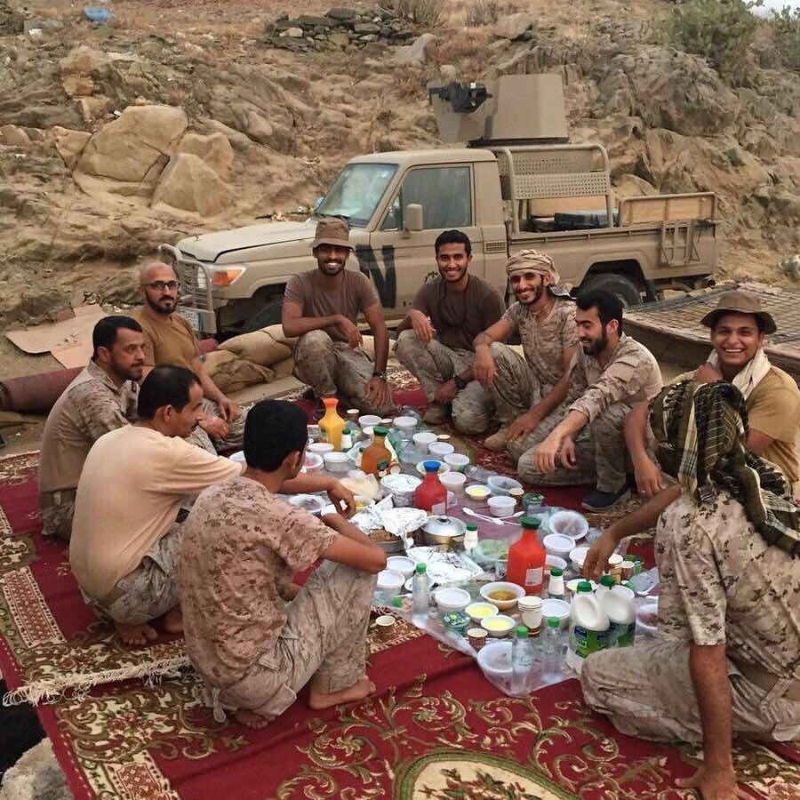 tmrrah9's tweet image. #تمرة💢|| 1 رمضان … بينما انت تفطر بين اهلك وفي منزلك … هناك من تركوا احبابهم و اهلهم ويفطرون من السماء والأرض والبحر ، بهدف توفير هذا الأمن لك و الدفاع عن الوطن🇸🇦.

-📌: اللهم احفظهم و سدد رميهم وأجمع شملهم و اكتــب اجرهــم و ارحم شهدائهم واشفي جرحاهم وأطل بأعمارهم في هذا…