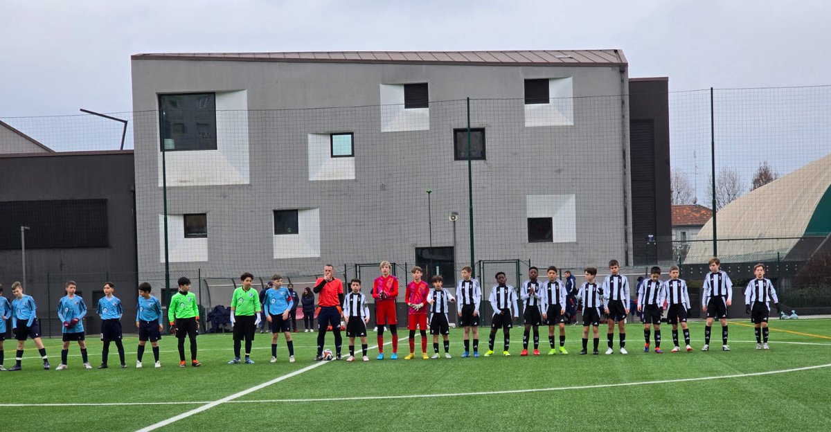 GiovaniBN's tweet photo. ✅ #Juventus, gli Esordienti 2013 (#Under12) di Mr. Cavaglià superano in campionato 3-0 l'#Alpignano U13.

⚽Cavallaro 
⚽Diomande 
⚽Forroia

👊 #ForzaJuve ⚪️⚫️ https://t.co/jWcHFhBZfg https://t.co/C6AiWPJvqB