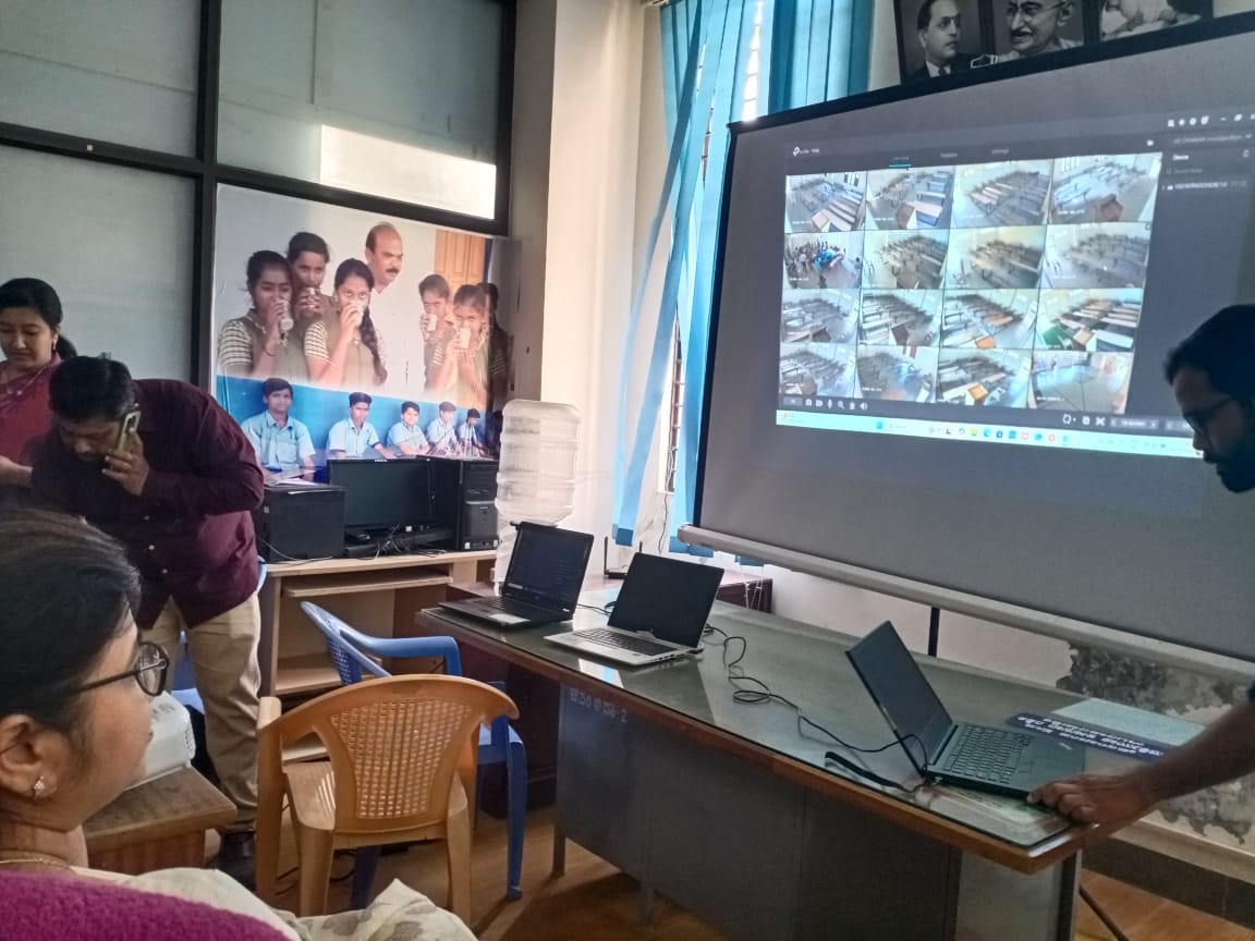 ZP_chanagar's tweet image. ಇಂದು ದ್ವೀತಿಯ ಪಿಯುಸಿ ಪರೀಕ್ಷೆ -1 ಆರಂಭವಾಗಿದೆ , ಜಿಲ್ಲೆಯ ಎಲ್ಲಾ 17 ಪರೀಕ್ಷಾ ಕೇಂದ್ರಗಳಿಗೆ ಸಿಸಿ ಕ್ಯಾಮರಾ ಅಳವಡಿಸಲಾಗಿದ್ದು , ಪರಿಶೀಲಿಸಲು ಜಿಲ್ಲಾ ಪಂಚಾಯತ್ ನ ಕೊಠಡಿಯಲ್ಲಿ ವೆಬ್ ಕಾಸ್ಟಿಂಗ್ ವ್ಯವಸ್ಥೆಯನ್ನು ಮಾಡಲಾಗಿರುತ್ತದೆ.
#chamarajanagara #puexmanination #webcasting