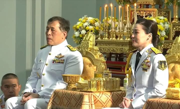 queensuthida's tweet photo. 👑💛💜 วันเสาร์​ที่ ๑ มีนาคม ๒๕๖๘ เวลา ๑๗.๒๖ น. พระบาทสมเด็จพระเจ้าอยู่หัว และ สมเด็จพระนางเจ้า ฯ พระบรมราชินี เสด็จ​ลง ณ ศาลาดุสิดาลัย สวนจิตรลดา พระราชวัง​ดุสิต​ ในการ​พระราชทาน​กระบี่และปริญญ��บัตรแก่ผู้สำเร็จการศึกษา​จาก​โรงเรียนนายร้อยพระจุลจอมเกล้า โรงเรียนนายเรือ https://t.co/IH8TOa5AmH
