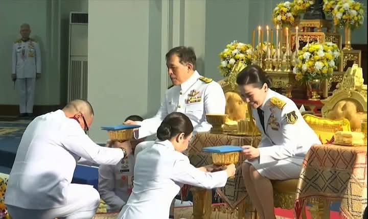 queensuthida's tweet photo. 👑💛💜 วันเสาร์​ที่ ๑ มีนาคม ๒๕๖๘ เวลา ๑๗.๒๖ น. พระบาทสมเด็จพระเจ้าอยู่หัว และ สมเด็จพระนางเจ้า ฯ พระบรมราชินี เสด็จ​ลง ณ ศาลาดุสิดาลัย สวนจิตรลดา พระราชวัง​ดุสิต​ ในการ​พระราชทาน​กระบี่และปริญญ��บัตรแก่ผู้สำเร็จการศึกษา​จาก​โรงเรียนนายร้อยพระจุลจอมเกล้า โรงเรียนนายเรือ https://t.co/IH8TOa5AmH