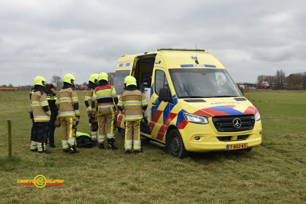 Matroos valt in ijskoud water van de Waal