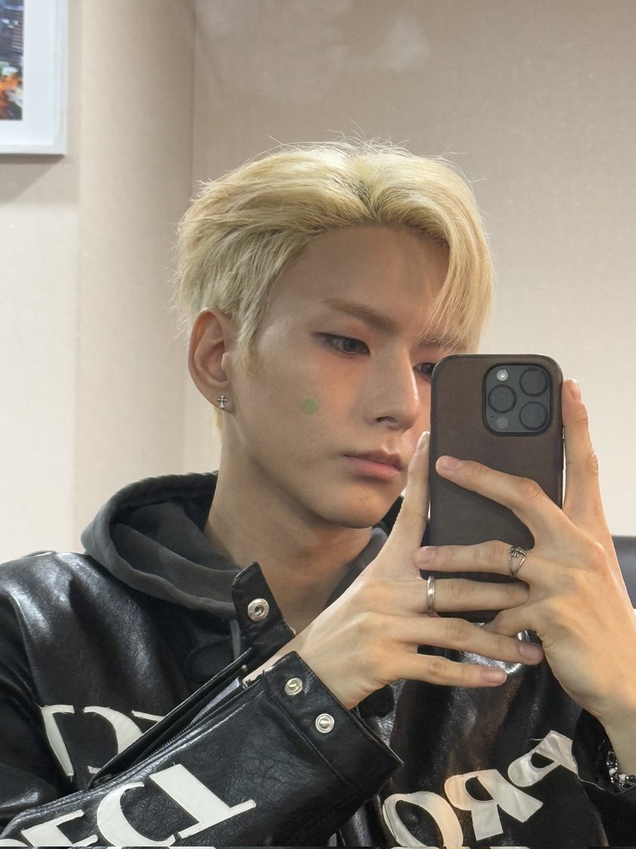 OFARTlSANS's tweet image. how do we feel about the blonde?