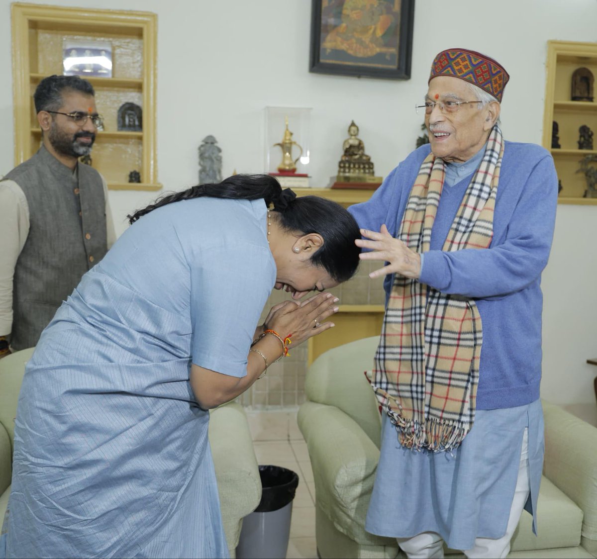 Rekha Gupta (@gupta_rekha) on Twitter photo भारतीय जनता पार्टी के वरिष्ठ नेता एवं हम सभी के मार्गदर्शक आदरणीय डॉ. <a href="/drmmjoshibjp/">Murli Manohar Joshi</a> जी से उनके आवास पर भेंट कर स्नेहिल आशीर्वाद प्राप्त किया। भारतीय जनता पार्टी के वरिष्ठ नेता एवं हम सभी के मार्गदर्शक आदरणीय डॉ. <a href="/drmmjoshibjp/">Murli Manohar Joshi</a> जी से उनके आवास पर भेंट कर स्नेहिल आशीर्वाद प्राप्त किया।
