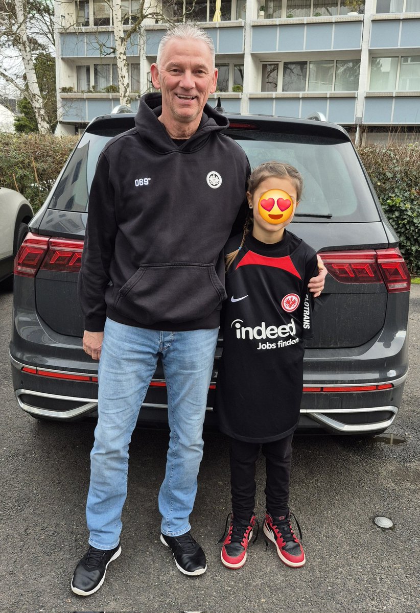 Es geht zum Spiel unserer <a href="/Eintracht/">Eintracht Frankfurt</a> gegen <a href="/bayer04fussball/">Bayer 04 Leverkusen</a>.
Ich freue mich, meiner jüngeren Enkeltochter Nele die Atmosphäre im #Waldstadion zu zeigen. Hoffentlich wird es so schön wie gegen Bochum. 

#Eintracht #Frankfurt #SGE #Bayer04 #Werkself #Bundesliga #SGEB04 #Familie