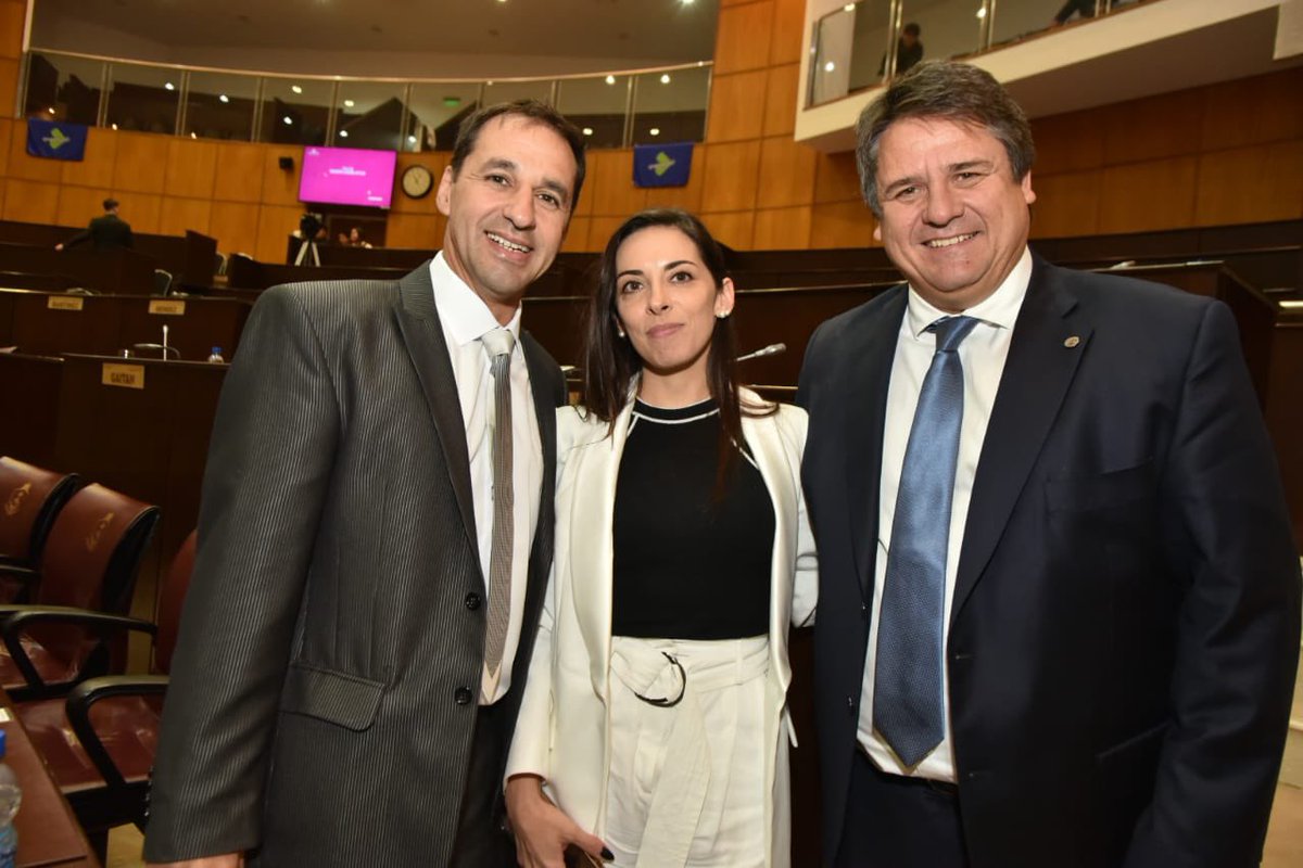 En la apertura de Sesiones Ordinarias 2025 de la <a href="/LegislaturaNqn/">Legislatura de la Provincia del Neuquén</a> 

Inicia un nuevo año y seguiremos trabajando junto con <a href="/DiputadosMPN/">Diputad@s MPN</a> en proyectos que aporten al desarrollo de nuestra provincia. 

#UnidxsParaDefenderaNeuquen 
#AperturaDeSesiones2025