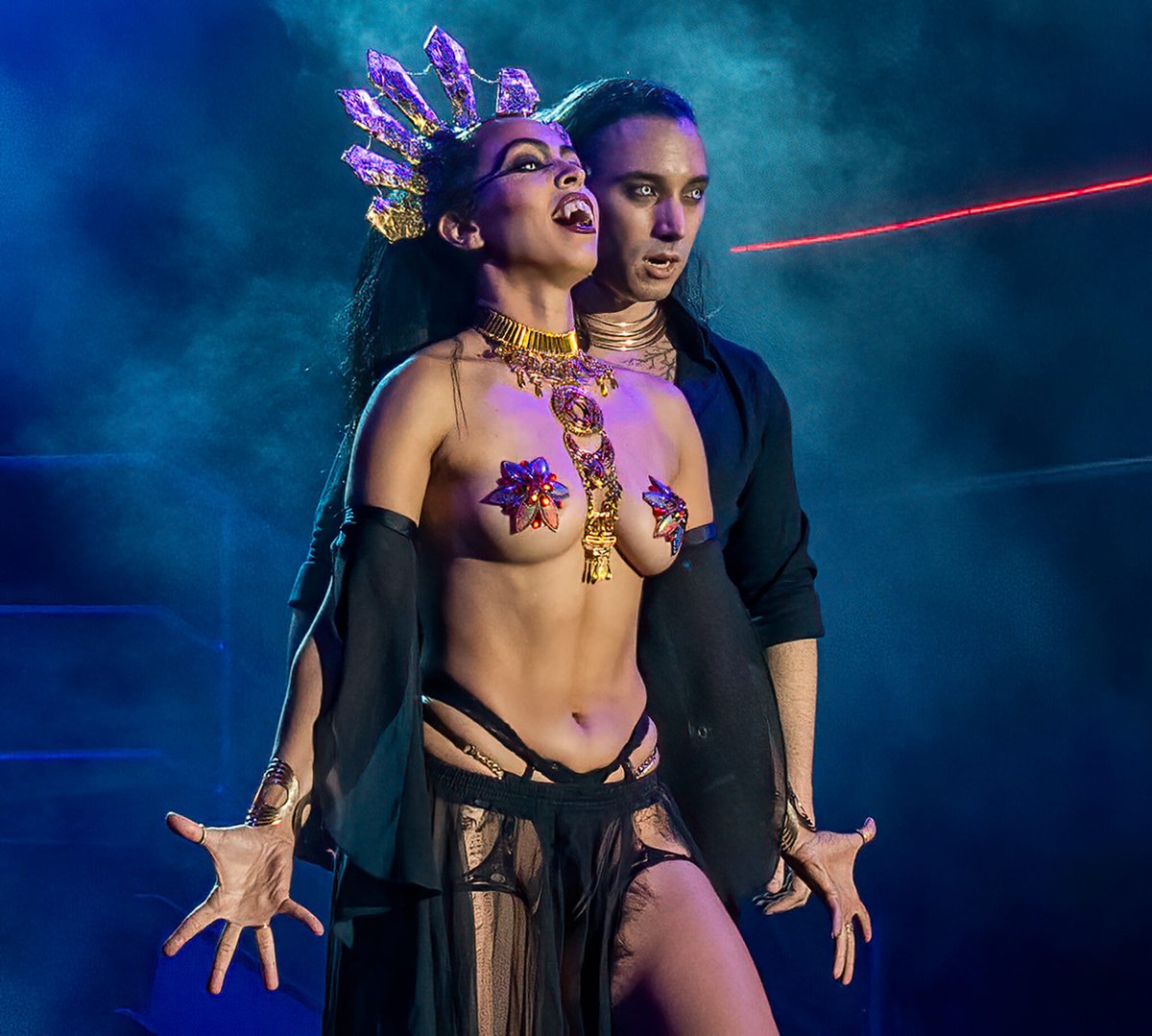 TONIGHT! -- Celebrate the BIRTHDAY of The Dark Siren of San Francisco with GOTHIC BEAUTY, chanteuse, variety acts ,&amp; MORE! -- Get your TICKETS now for Cabaret de la Noche! 🍸🦇

T I X: dnalounge.com/calendar/2025/…

FREE ADMISSION to Death Guild after the show! -- Doors 8PM, Show 9PM!