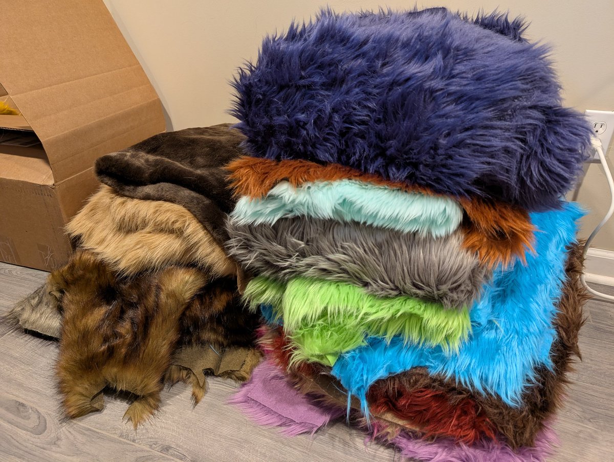 SarahcatFursuit's tweet image. Still got a whole bunch of stuff available! I'll be doing a mail run tomorrow (I forgot today is a no mail day oops 💦) 
Sharing helps me so much! Thank you everyone who's bought something 💕