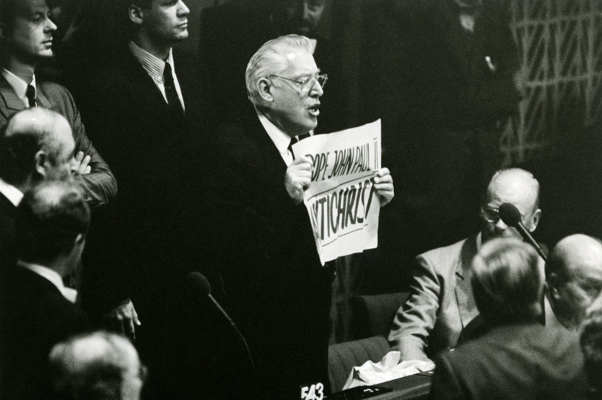 Były takie czasy, kiedy w Parlamencie Europejskim broniono katolicyzmu, a nawet samego Jana Pawła II. W 1988 roku jeden z europosłów zakłócał przemówienie papieża Polaka. Został spacyfikowany przez innych europosłów i siłą wyprowadzony z sali posiedzeń w Strasburgu. Obrady