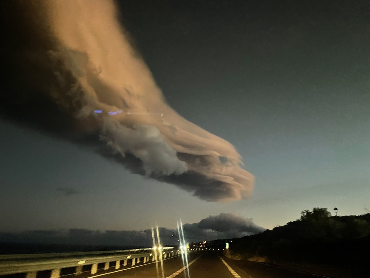El viento nos ha dejado un cielo curioso, parece que Fújur de “la Historia interminable” está por La Palma 🤪🤣🤣🤣