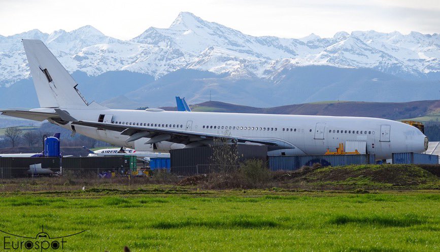 aircommunityFR's tweet photo. 🚨 Clap de fin pour les A330 d’Air France ! 🚨

✈️ Le premier des A330 envoyés à Tarbes pour stockage vient de débuter son démantèlement. Une page se tourne pour ces appareils qui ont fidèlement servi la flotte d’@AirFranceFR. Merci à @cliper31 pour ces images capturant ce moment chargé d’émotion !

Il s’agit de F-GZCC > Au démantèlement et F-GZCL en stockage avant démantèlement 😉

#AirFrance #A330 #Aviation #Tarbes