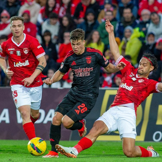 PP_OGDL's tweet photo. 🇵🇹🦅 | #LigaPortugalBetclic #CDSCSLB | 💫👏Temos #Reforço para a posição #LateralEsquerdo.

#Dahl deu bem conta do recado em São Miguel e quanto a mim parte na "pole position" para o jogo da @ChampionsLeague, mas na posição de #LateralDireito.

📼👇 https://t.co/VLvTpHntZB