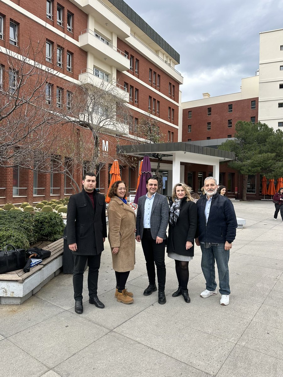 Bugün çok kıymetli <a href="/ckucukozmen/">Coskun Kucukozmen</a> hocamın okulu <a href="/izmirekonomiuni/">İzmir Ekonomi Üniversitesi</a> nde eşim <a href="/DenizKmrcolu/">Deniz Kömürcüoğlu</a> ile birlikte Workshopundaydım.
Onur duydum .
Futbol hakemliği sürecindeki yönetsel beceri ve disiplinli çalışmanın iş hayatında kattıkları ile ilgili çok verimli bir seminer geçirdik.
Gençler