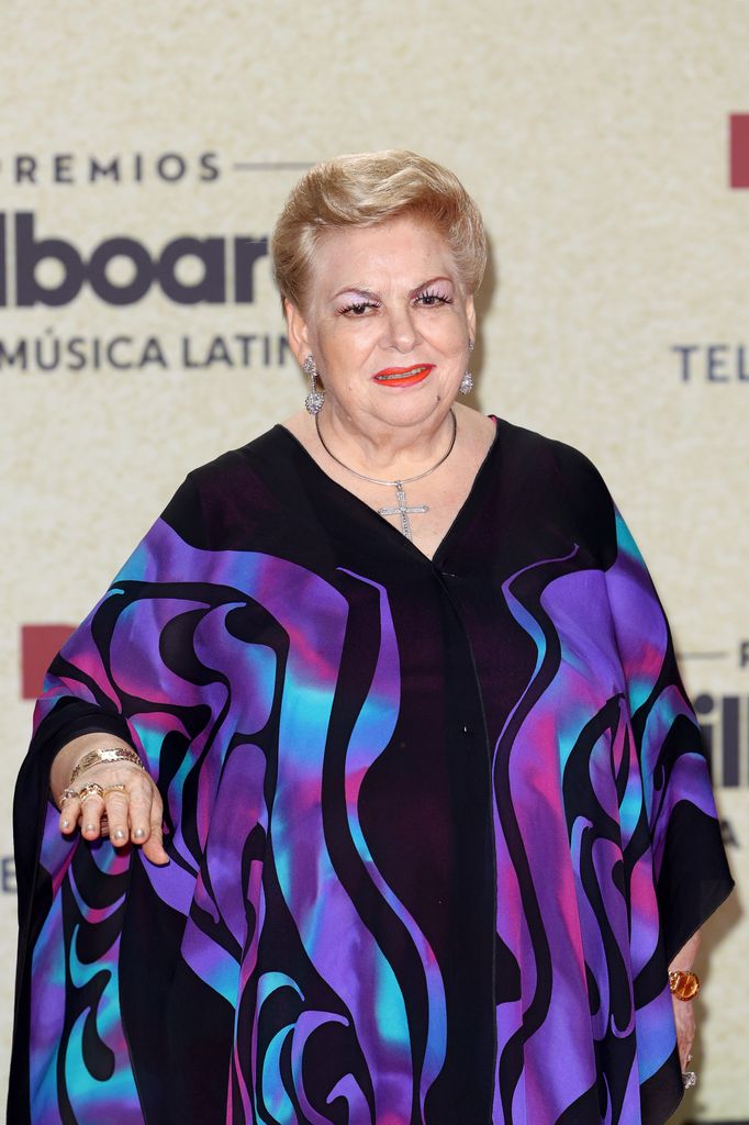CrofickOficial's tweet photo. Lamentamos informar el fallecimiento de #PaquitaLaDelBarrio a los 77 años. La icónica cantante mexicana, conocida por éxitos como "Rata de dos patas", murió en su hogar en Veracruz. https://t.co/Z92yw0Tnqf