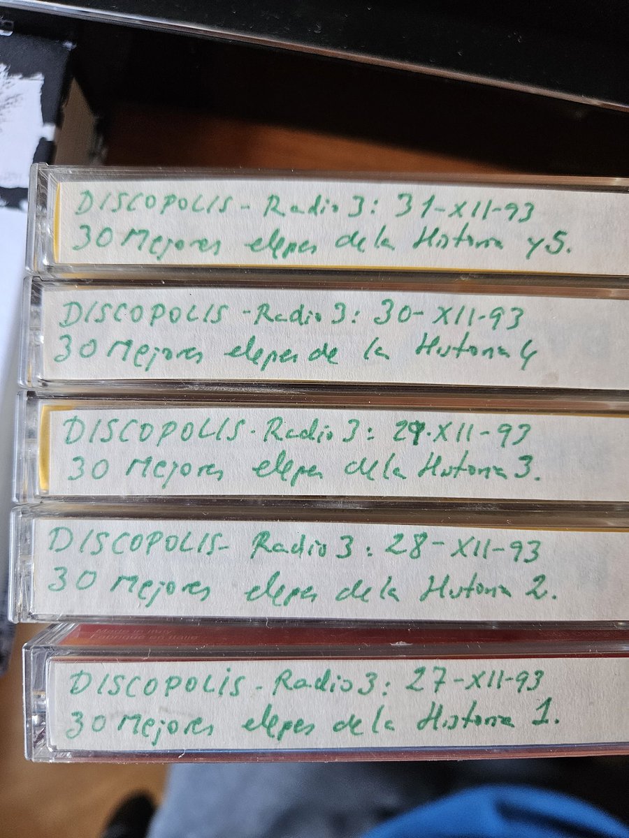 Estoy preparando nuevas series de viejos Discopolis. Una "Historia del Pop" de 1990 en 6 capítulos y otra "Los 30 mejores elepes de la Historia" de 1993 en 5 capítulos. Las casetes están impolutas y suenan mejor que muchas aplicaciones actuales. En Mega, enlaces los colgaré aquí