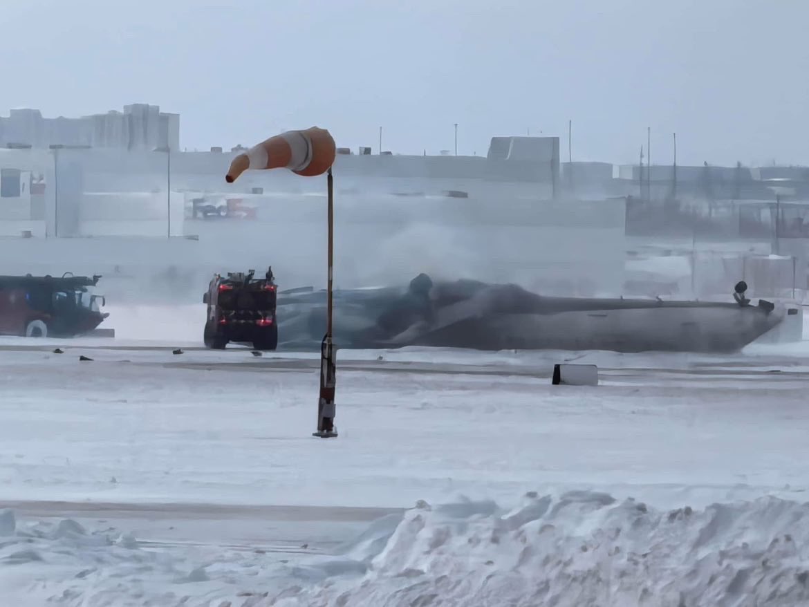 truckdriverpleb's tweet photo. Massive plane crash at Toronto's Pearson Airport

A Delta Airlines plane arriving from Minneapolis airport has completely flipped on its back on the runway

Praying for everyone on board 🙏🏻 https://t.co/zkBuuqjUKZ