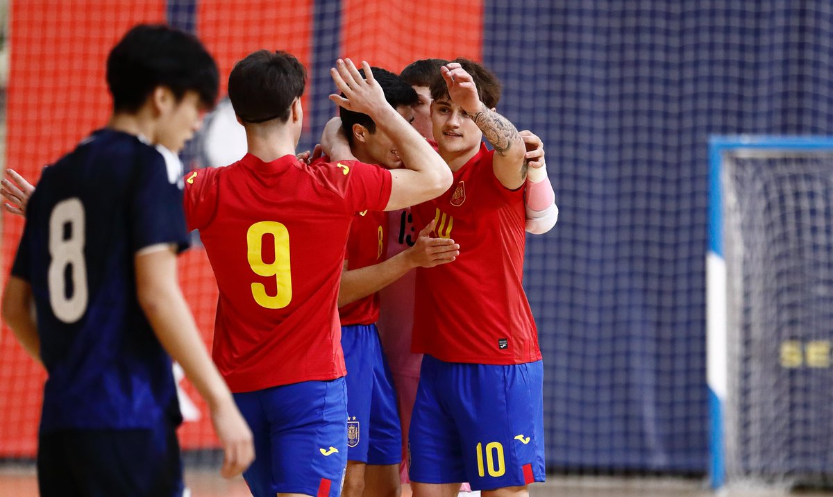 ✍️ 𝗖𝗥𝗢𝗡𝗜𝗖𝗔 | 𝗘𝘀𝗽𝗮𝗻̃𝗮 𝘃𝗲𝗻𝗰𝗲 𝗮 𝗝𝗮𝗽𝗼́𝗻 𝗲𝗻 𝗲𝗹 𝗽𝗮𝗿𝘁𝗶𝗱𝗼 𝟭𝟬𝟬 𝗱𝗲 𝗹𝗮 𝗦𝘂𝗯-𝟭𝟵 (𝟰-𝟮)

➡️ Miquel González, Ruano, Pablo Gutiérrez y Javi Bule, autores de los tantos del triunfo

🔗 rfef.es/es/noticias/es…

#FutsalEspaña