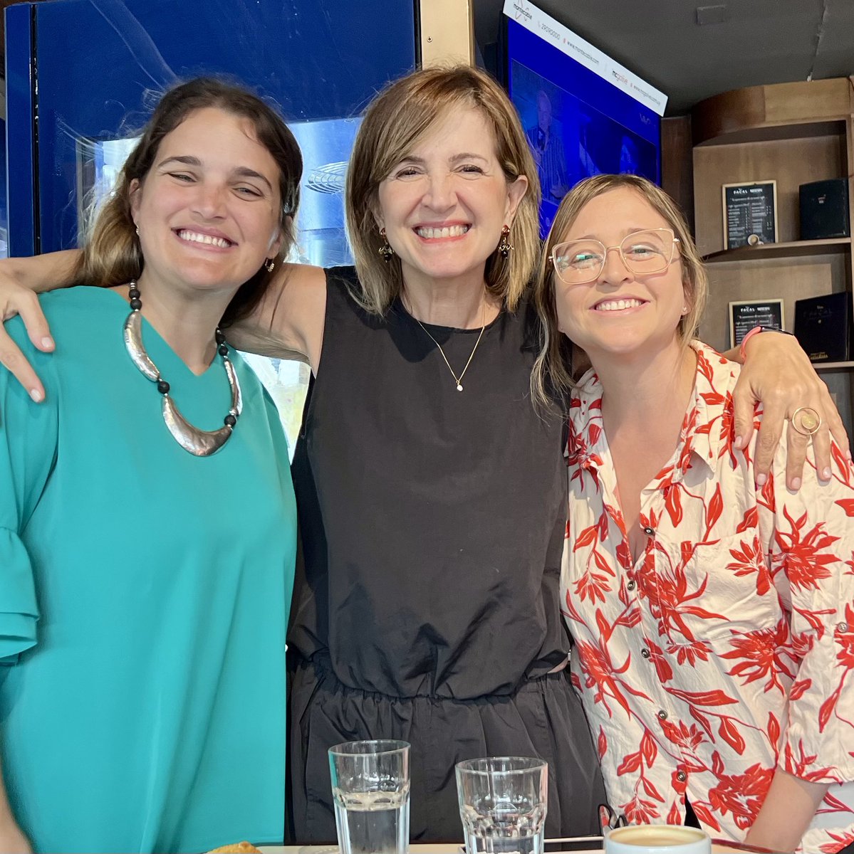 ana_perezespagn's tweet photo. Increíble encuentro en un lugar inspirador que nos da un gran impulso en la tesis que estamos elaborando junto a @agusc21 y @laucosti.

Infinitas gracias @marianamaggio por tus aportes, tu mirada y escucha atenta para encontrar lo valioso y tu apoyo. 
#mteUBA https://t.co/6dF65gS76C