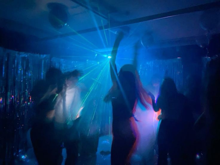 пришел в какое-то странное место, говорили веселиться, но пока я слышу только чью-то брань.