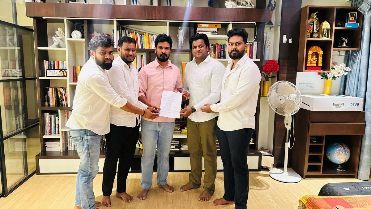 Aksaraofficial2's tweet photo. ಕೆ ಎ ಎಸ್ ಪರೀಕ್ಷೆಯಲ್ಲಿ ಕನ್ನಡ ಮಾಧ್ಯಮದ ಅಭ್ಯರ್ಥಿಗಳಿಗೆ ಆಗಿರುವಂತಹ  ಅನ್ಯಾಯಕ್ಕೆ   @karave_KRV ನೇತೃತ್ವದಲ್ಲಿ ನಡೆಯುತ್ತಿರುವ ಬೃಹತ್ ಪ್ರತಿಭಟನೆಗೆ @Aksaraofficial2  ಜೊತೆ ನಿಂತು @vinaygb ಸರ್ ಅವರು ಬೆಂಬಲಿಸುವುದಾಗಿ ತಿಳಿಸಿದ್ದಾರೆ 

ಎಲ್ಲಾ ಕನ್ನಡ ಮಾಧ್ಯಮದ ಅಭ್ಯರ್ಥಿಗಳ ವತಿಯಿಂದ ಮಾನ್ಯರಿಗೆ ಹೃದಯಪೂರ್ವಕ ಅಭಿನಂದನೆಗಳು https://t.co/njKx7R9K8z
