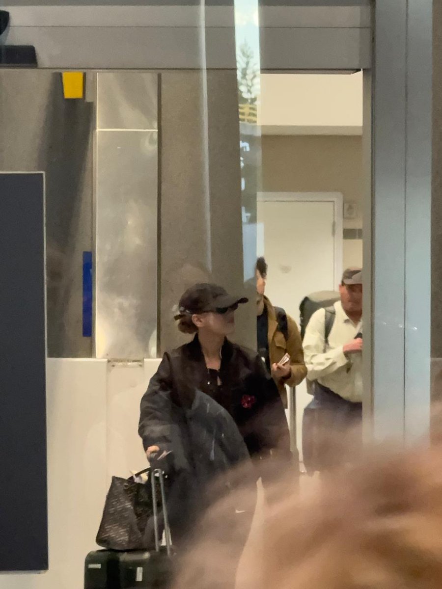 ValeMayoP's tweet photo. wow a Ester Expósito la vieron el fin en el aeropuerto el dorado y ahora rumbeando en bogota, sera una peli o nueva serie? https://t.co/zYQqwA7gDi