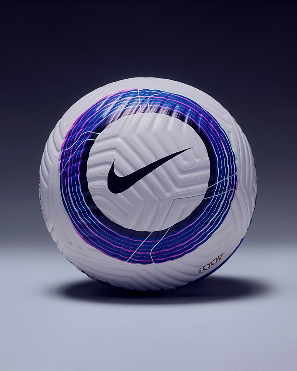 🚨 OFFICIEL ! 𝗡𝗜𝗞𝗘 𝗗𝗘́𝗩𝗢𝗜𝗟𝗘 𝗦𝗢𝗡 𝗗𝗘𝗥𝗡𝗜𝗘𝗥 𝗕𝗔𝗟𝗟𝗢𝗡 𝗣𝗢𝗨𝗥 𝗟𝗔 𝗙𝗜𝗡 𝗗𝗘 𝗦𝗘𝗦 𝟮𝟱 𝗔𝗡𝗡𝗘́𝗘𝗦 𝗗𝗘 𝗖𝗢𝗟𝗟𝗔𝗕𝗢𝗥𝗔𝗧𝗜𝗢𝗡 𝗔𝗩𝗘𝗖 𝗟𝗔 𝗣𝗥𝗘𝗠𝗜𝗘𝗥 𝗟𝗘𝗔𝗚𝗨𝗘. ⚽️

Il s’agit d’une réédition de l’emblématique Total90.

Dès la saison